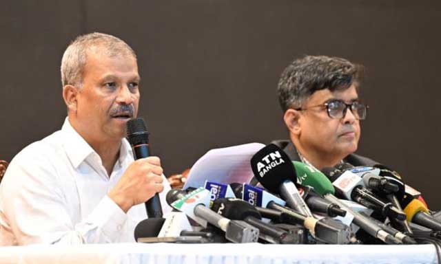 আইন উপদেষ্টা আসিফ নজরুল সংবাদ ব্রিফিং করেন। ছবি: সংগৃহীত