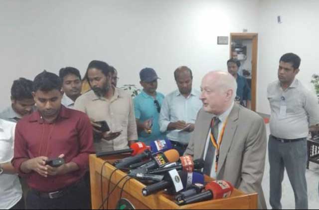 সাংবাদিকদের সঙ্গে কথা বলছেন জার্মান রাষ্ট্রদূত রুডিগার লোটজ। ছবি: সংগৃহীত