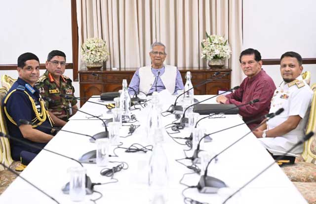 আজ রাষ্ট্রীয় অতিথি ভবন যমুনায় (বাঁ থেকে) বিমানবাহিনী প্রধান এয়ার চিফ মার্শাল হাসান মাহমুদ খাঁন, সেনাবাহিনী প্রধান জেনারেল ওয়াকার-উজ-জামান, প্রধান উপদেষ্টা অধ্যাপক মুহাম্মদ ইউনূস, জাতীয় নিরাপত্তা উপদেষ্টা খলিলুর রহমান ও নৌবাহিনী প্রধান অ্যাডমিরাল মোহাম্মদ নাজমুল হাসান। ছবি: প্রধান উপদেষ্টার প্রেস উইং