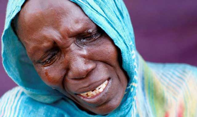 নিজের ভাই ও সন্তান নিহতের খবর পেয়ে কান্না ভেঙে পড়েন এল-ফাশেরের বাসিন্দা এক সুদানি নারী। ছবি: রয়টার্স 