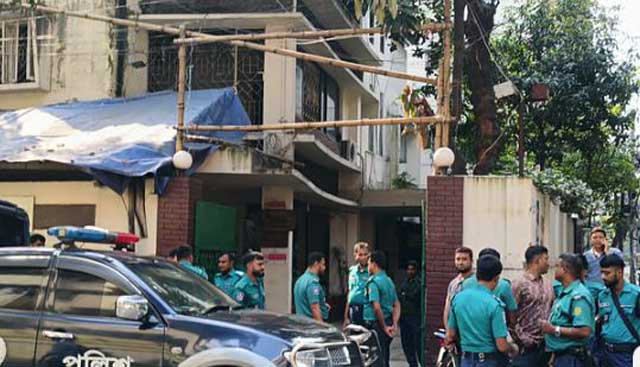 আজ সোমবার সকালে ককটেল বিস্ফোরণের পর মোহাম্মদপুরে প্রবর্তনার সামনে পুলিশ। ছবি: সংগৃহীত