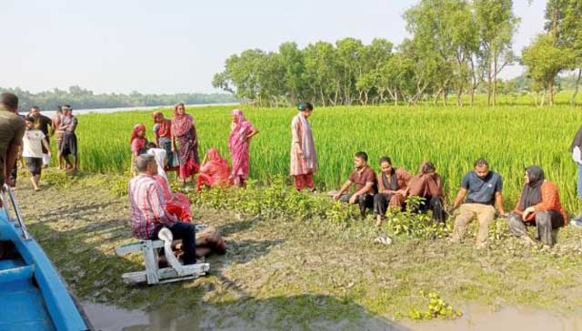 দুর্ঘটনাস্থলের পাশে স্বজনদের অপেক্ষা। ছবি: সংগৃহীত