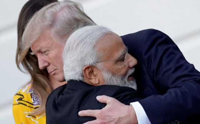 হোয়াইট হাউস সফর শেষে ট্রাম্পকে আলিঙ্গন করছেন নরেন্দ্র মোদি। ফাইল ছবি: রয়টার্স (২০১৭)
