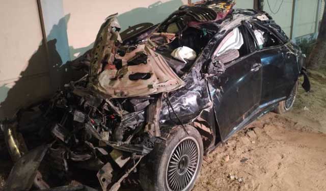 এক্সপ্রেসওয়ে থেকে ছিটকে পড়ে যাওয়া জিপ। ছবি: সংগৃহীত