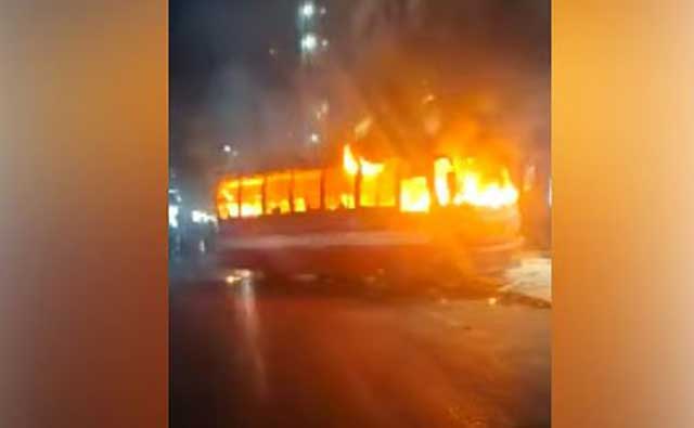 রাজধানীর মহাখালী এলাকায় একটি যাত্রীবাহী বাসে আগুন দেওয়ার ঘটনা ঘটেছে। ছবি: সংগৃহীত