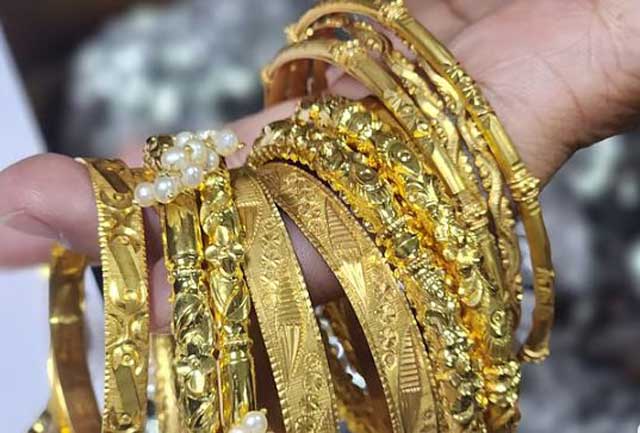   রাজধানীর মতিঝিলে অগ্রণী ব্যাংকের প্রিন্সিপাল শাখায় শেখ হাসিনা ও তার পরিবারের সদস্যদের নামে থাকা লকার থেকে এসব স্বর্ণালংকার পাওয়া গেছে। ছবি: দুদকের সৌজন্যে