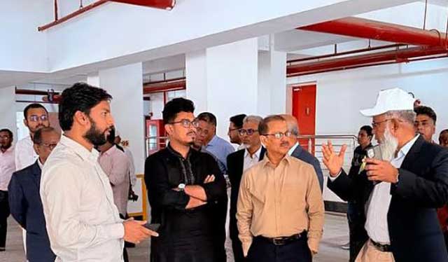 গতকাল মঙ্গলবার রাজধানীর উত্তরায় বিকল্প আবাসনের সম্ভাব্যতা যাচাই করে ঢাকা বিশ্ববিদ্যালয়ের একটি উচ্চপর্যায়ের প্রতিনিধিদল। ছবি: ঢাকা বিশ্ববিদ্যালয়ের সৌজন্যে