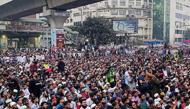  আজ শনিবার বিকেলে ইনকিলাব মঞ্চের আহ্বায়ক শরিফ ওসমান বিন হাদির দাফন সম্পন্ন হওয়ার পর শাহবাগে সমাবেশ করেন বিক্ষুব্ধরা। ছবি: সংগৃহীত