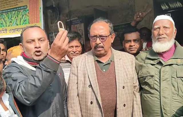 আজ শুক্রবার সকালে উপজেলার চাকলাহাট বাজারে বিএনপির সভাপতি আবু দাউদ প্রধানের উপস্থিতিতে কার্যক্রম নিষিদ্ধ আওয়ামী লীগের চাকলাহাট ইউনিয়ন কার্যালয়ের তালা খুলে দেওয়া হয়েছে। ছবি : ভিডিও থেকে নেওয়া