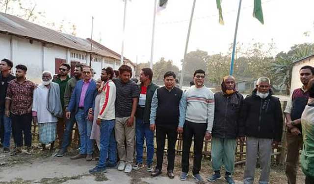 আওয়ামী লীগের স্থানীয় নেতা-কর্মীরা স্লোগান দেন। আজ রোববার বিকেলে পীরগঞ্জ পৌর শহরের লিচুতলা এলাকায় সাবেক সংসদ সদস্য ইমদাদুল হকের কার্যালয়ের সামনেছবি: ভিডিও থেকে নেওয়া