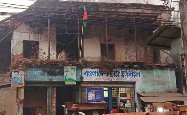 বগুড়া শহরের সাতমাথা এলাকায় টেম্পল সড়কে আওয়ামী লীগ, ছাত্রলীগ ও যুবলীগের কার্যালয়। ছবি: সংগৃহীত