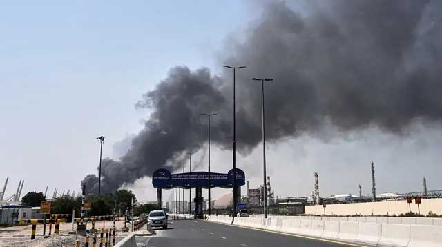 দুবাইয়ে ইরানের ড্রোন হামলায় ক্ষতিগ্রস্ত একটি বন্দর। ঘন ঘন সাইরেন ও মোবাইলে অ্যালার্ট বেজে চলেছে মধ্যপ্রাচ্যজুড়ে৷ মিসাইলের আঘাতে কেঁপে উঠছে কোনো কোনো এলাকা৷ অনেক প্রবাসী বলেছেন, তারা আতঙ্কে আছেন। ছবি: এপি
