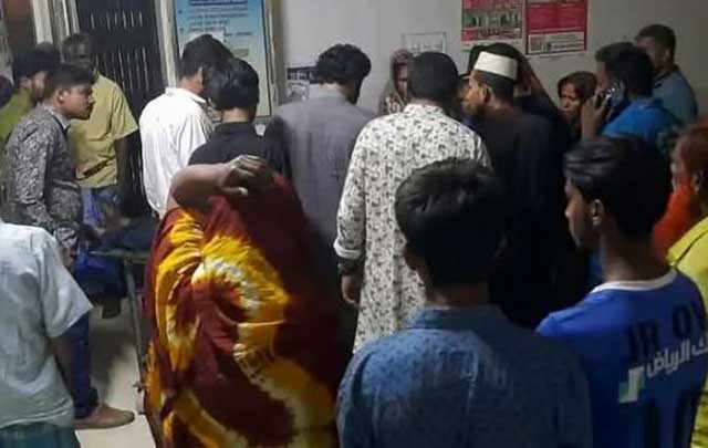 নিরব আহমেদের মৃত্যুর ঘটনায় শনিবার রাতে হাসপাতালে লোকজনের ভিড়। ছবি: সংগৃহীত
