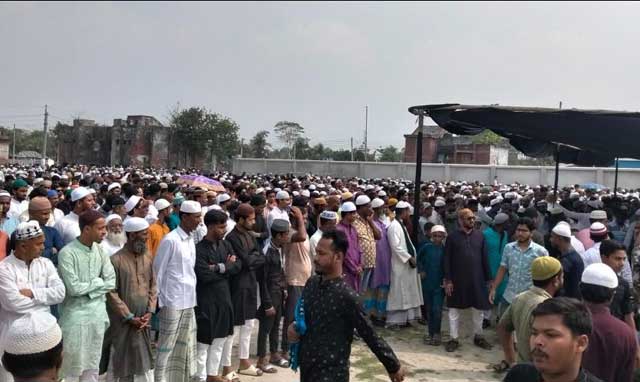 নিহত সাব্বির ও তার বাবা আব্দুর রাজ্জাকসহ পরিবারের ৯ সদস্যের জানাজায় অংশ নেন এলাকাবাসী। ছবি: সংগৃহীত