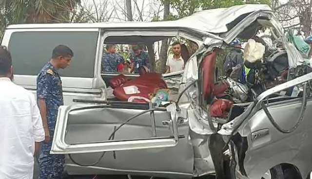 গতকাল বৃহস্পতিবার বাগেরহাটের রামপাল উপজেলার বেলাই ব্রিজ এলাকায় খুলনা-মোংলা মহাসড়কে বাসের সঙ্গে সংঘর্ষে দুমড়েমুচড়ে যাওয়া মাইক্রোবাস। ছবি: সংগৃহীত