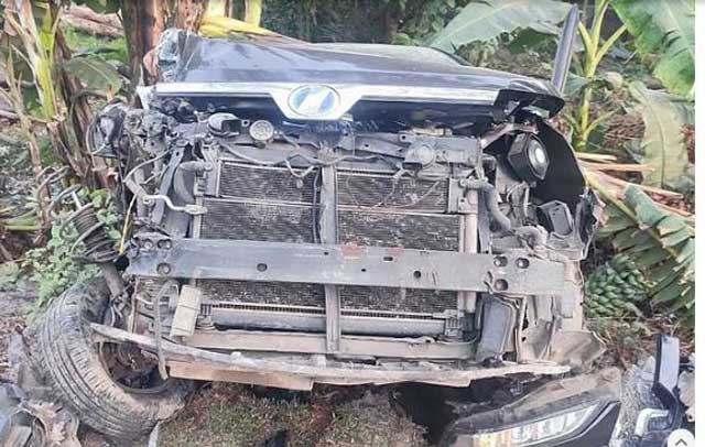 দুর্ঘটনাকবলিত গাড়ি। আজ মঙ্গলবার সকালে কুড়িগ্রাম-রংপুর মহাসড়কের কাউনিয়া বেইলি ব্রিজের পূর্ব দিকে। ছবি: সংগৃহীত