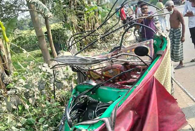 বাসচাপায় অটোরিকশাটি দুমড়েমুচড়ে যায়। আজ মঙ্গলবার বিকেলে মধুপুর-জামালপুর আঞ্চলিক মহাসড়কের ধনবাড়ী উপজেলার নল্যা বাসস্ট্যান্ড এলাকায়। ছবি: সংগৃহীত