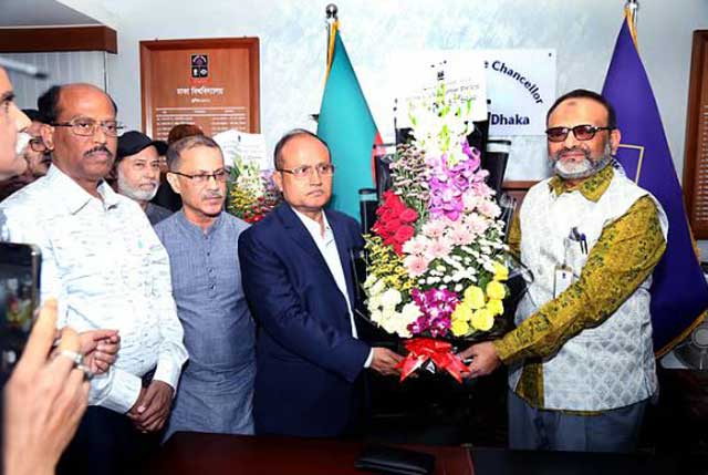 সদ্য সাবেক ভিসি অধ্যাপক নিয়াজ আহমেদ খান ফুল দিয়ে বরণ করে নেন নবনিযুক্ত ভিসি এ বি এম ওবায়দুল ইসলামকে। ছবি: বিশ্ববিদ্যালয়ের জনসংযোগ বিভাগ থেকে পাঠানো