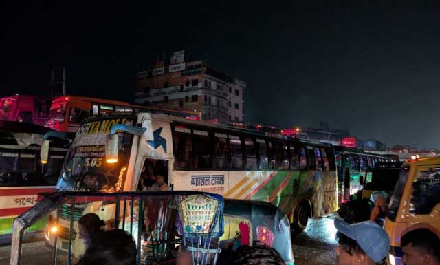 বুধবার সন্ধ্যার পর শুরু হওয়া বৃষ্টি ও শিলাবৃষ্টির কারণে মহাসড়কের বিভিন্ন অংশে যানবাহনের গতি ধীর হয়ে পড়ে। ছবি: সংগৃহীত