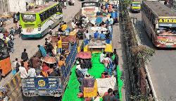 গাজীপুরে আরও ৮৩৩ কারখানায় ছুটি, মহাসড়কে ঘরমুখো মানুষের ভিড় ও যানজট