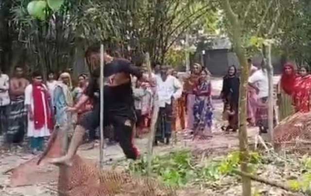 গাইবান্ধায় জমির অংশ কম পাওয়ার অভিযোগ করে বাবার কবর ভাঙচুর করেছেন ছেলে শাহ আলম। ছবিটি ভিডিও থেকে সংগৃহীত