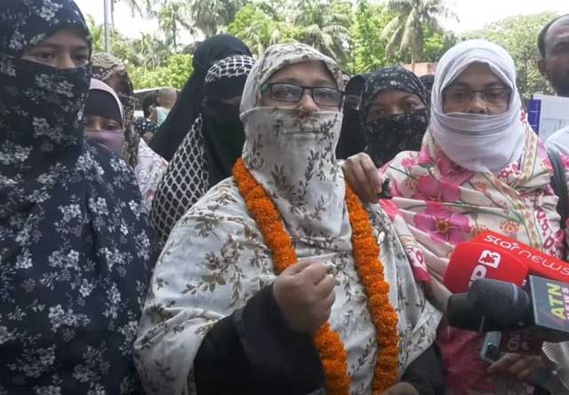 জামিনের পর জামায়াতে ইসলামীর নারী কর্মী সাওদা সুমিকে ফুলের মালা দিয়ে বরণ করে নেওয়া হয়। ছবি: সংগৃহীত