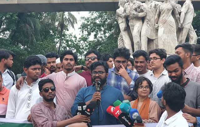 ঢাকা বিশ্ববিদ্যালয়ের রাজু ভাস্কর্যের পাদদেশে বিক্ষোভ সমাবেশে জাতীয় ছাত্রশক্তির নেতা-কর্মীরা। ছবি: সংগৃহীত