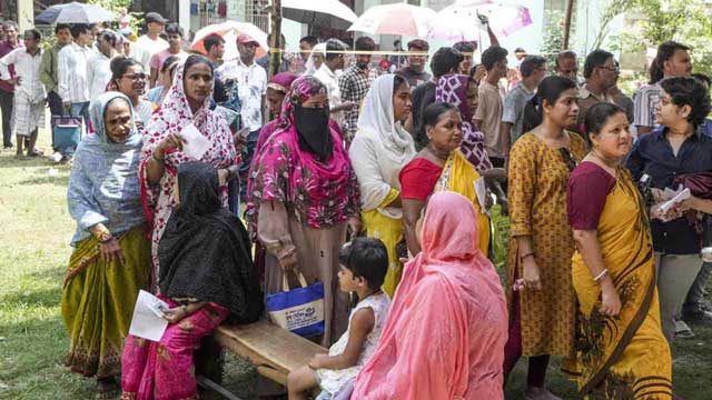 ভোটকেন্দ্রের বাইরে লাইনে দাঁড়িয়ে রয়েছেন ভোটারেরা, বৃহস্পতিবার মুর্শিদাবাদের ভরতপুরে। ছবি: আনন্দবাজার পত্রিকা