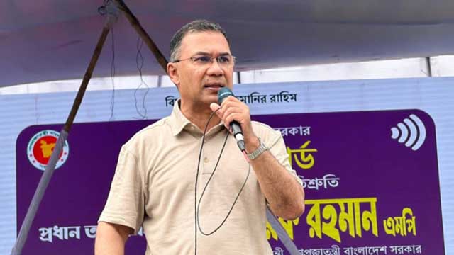 প্রধানমন্ত্রী তারেক রহমান আজ দুপুরে মৌলভীবাজারের শ্রীমঙ্গল উপজেলার ভিক্টোরিয়া উচ্চ বিদ্যালয় মাঠে আয়োজিত অনুষ্ঠানে বক্তব্য দেন। ছবি: পিএমও