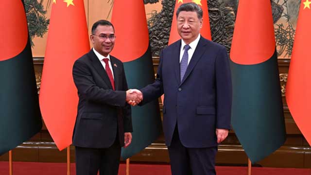 চীনের বেইজিংয়ের গ্রেট হল অব দ্য পিপলে দেশটির প্রেসিডেন্ট শি জিনপিংয়ের সঙ্গে প্রধানমন্ত্রী তারেক রহমানের শুভেচ্ছা বিনিময়। ছবি: প্রধানমন্ত্রীর কার্যালয়