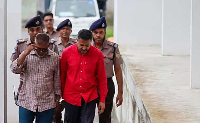 বরিশালে অগ্রণী হাউজিংয়ের ব্যবস্থাপনা পরিচালককে মারধর ও লাঞ্ছিত করে চেক ও স্ট্যাম্পে সই নেওয়ার ঘটনায় করা মামলায় গ্রেফতার মোস্তাফিজুর রহমান (ডানে) ও আবুল কালাম আজাদ। ছবি: সংগৃহীত