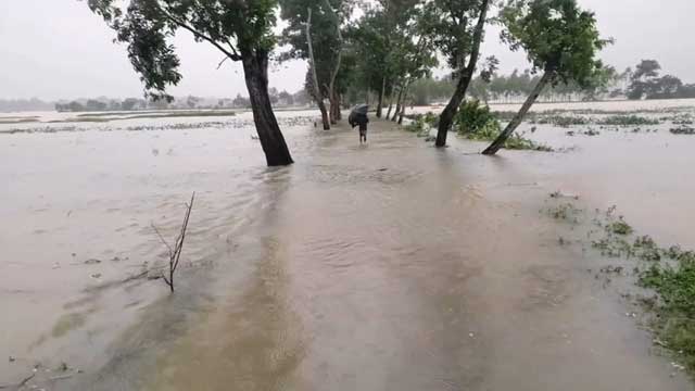 হবিগঞ্জ শহর রক্ষা বাঁধসংলগ্ন খোয়াই নদীর পানি বিপজ্জনকভাবে বেড়েছে। ছবি: সংগৃহীত