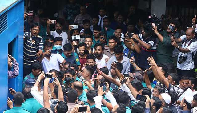 সিলেটের এমসি কলেজ ছাত্রাবাসে তরুণীকে দলবদ্ধ ধর্ষণ মামলার রায় আজ মঙ্গলবার ঘোষণা করা হয়। রায় ঘোষণার পর দণ্ডপ্রাপ্ত আসামিদের আদালত থেকে কারাগারে নেওয়া হয়। ছবি: সংগৃহীত