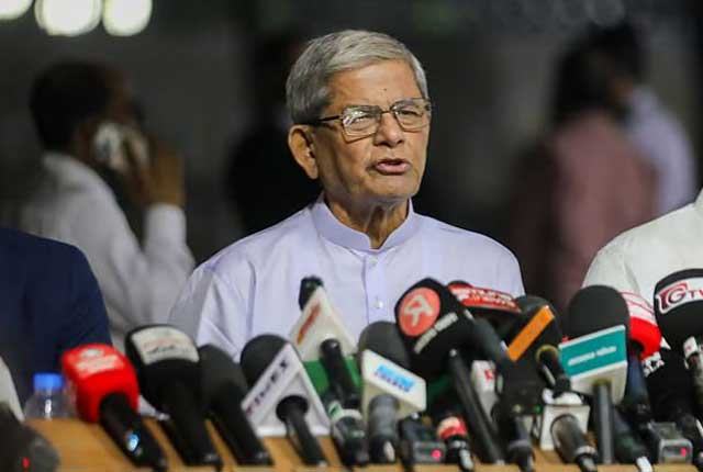 আজ সোমবার রাতে রাষ্ট্রীয় অতিথি ভবন যমুনায় যুগপৎ আন্দোলনে বিএনপির মিত্র ও শরিক দলগুলোর শীর্ষ নেতাদের সঙ্গে প্রধানমন্ত্রী তারেক রহমানের বৈঠক নিয়ে সাংবাদিকদের ব্রিফ করেন বিএনপির মহাসচিব ও স্থানীয় সরকারমন্ত্রী মির্জা ফখরুল ইসলাম আলমগীর। ছবি: সংগৃহীত