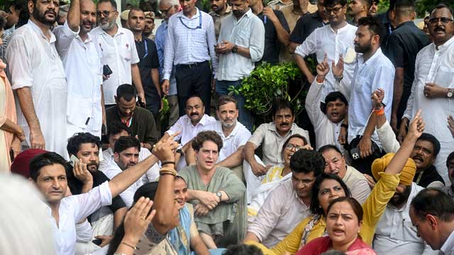 প্রধানমন্ত্রী নরেন্দ্র মোদির বাসভবনের সামনে বিক্ষোভ করেন রাহুল গান্ধী ও প্রিয়াঙ্কা গান্ধী। ছবি: এএফপি