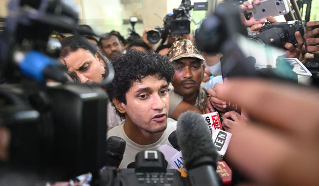 নয়াদিল্লির কনস্টিটিউশন ক্লাবে কেন্দ্রীয় মন্ত্রী জিতেন্দ্র সিং ও জে পি নাড্ডার সঙ্গে বৈঠক শেষে গণমাধ্যমের সঙ্গে কথা বলছেন ককরোচ জনতা পার্টির মুখপাত্র সৌরভ দাস (মাঝে)। ছবি: এএফপি