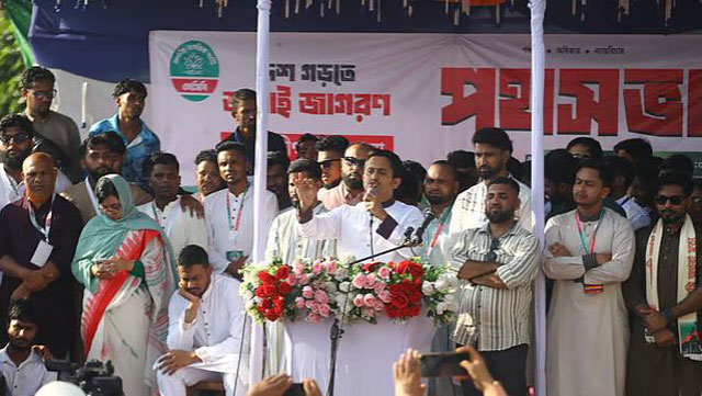 আজ শুক্রবার বিকেলে সিলেটের কোম্পানীগঞ্জ উপজেলার থানার বাজারে এনসিপির পদযাত্রা শেষে পথসভায় বক্তব্য দেন সারজিস আলম। ছবি: সংগৃহীত