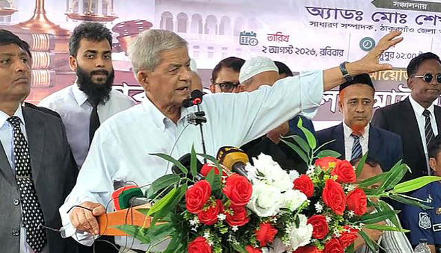আজ ঠাকুরগাঁও জেলা আইনজীবী সমিতির কার্যালয়ে এক সংবর্ধনা অনুষ্ঠানে বক্তব্য দিচ্ছেন বিএনপির মহাসচিব ও স্থানীয় সরকার মন্ত্রী মির্জা ফখরুল ইসলাম আলমগীর। ছবি: সংগৃহীত