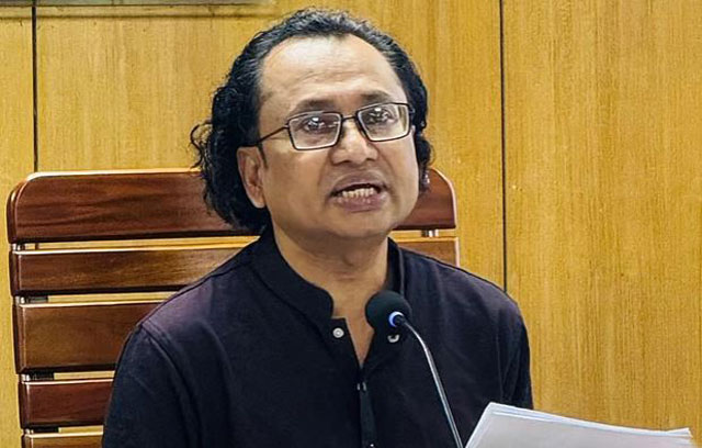 আজ মঙ্গলবার সচিবালয়ে আয়োজিত সংবাদ সম্মেলনে তথ্য ও সম্প্রচার উপদেষ্টা জাহেদ উর রহমান। ছবি: সংগৃহীত