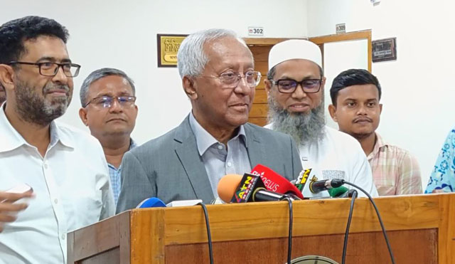 নির্বাচন কমিশন সচিবালয়ে তফসিল ঘোষণা করেন ইসি সচিব আখতার আহমেদ। ছবি: সংগৃহীত