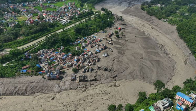 তিব্বতের জিরং স্থলবন্দরে উদ্ধার কার্যক্রম চলছে। ছবি: রয়টার্স
