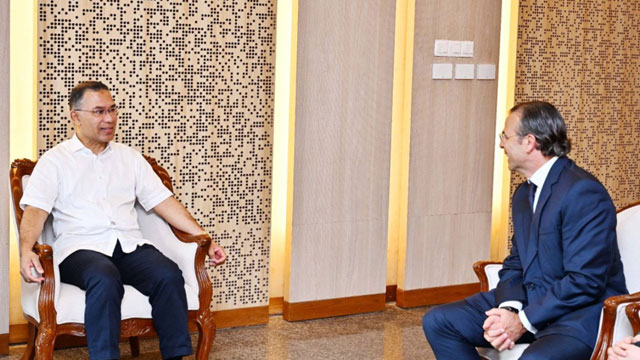 সচিবালয়ে প্রধানমন্ত্রী তারেক রহমানের সঙ্গে সাক্ষাৎ করেন শেভরনের বেস অ্যাসেটস জাভিয়ার লা রোসার নেতৃত্বে প্রতিনিধিদল। ছবি: প্রধানমন্ত্রীর কার্যালয়ের সৌজন্যে