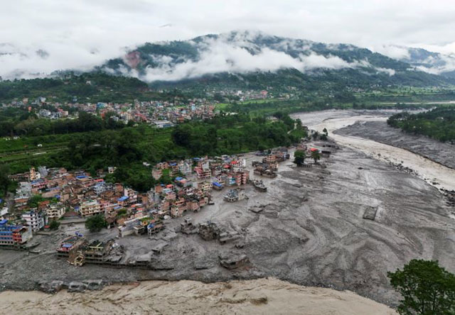 নেপালের নুয়াকোট জেলার ত্রিশূলীতে আকস্মিক বন্যার পর কাদায় ঢেকে গেছে বিভিন্ন স্থাপনা। ২৭ আগস্ট, ২০২৬। ছবি: রয়টার্স