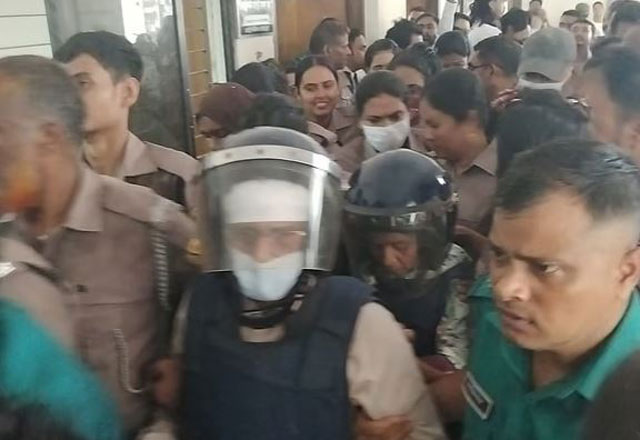 গতকাল সোমবার বিকেলে ঢাকার সিএমএম আদালতে শুনানি শেষে হাজতখানায় নেওয়া হচ্ছে গাজী নজরুল ইসলাম ও তার স্ত্রী মাকছুদা ইসলামকে। ছবি: সংগৃহীত