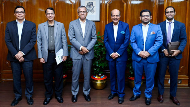 ভারতীয় হাইকমিশনার দিনেশ ত্রিবেদী আজ গভর্নর মো. মোস্তাকুর রহমানের সঙ্গে সাক্ষাৎ করেন। ছবি: সংগৃহীত