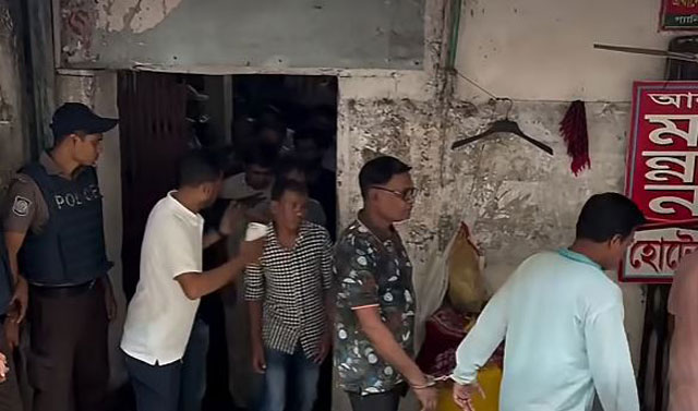 আজ শনিবার বিকেলে রাজধানীর গুলিস্তানে জাসদের (ইনু) কেন্দ্রীয় কার্যালয় থেকে নেতা-কর্মীদের হাতকড়া পরিয়ে নিয়ে যাচ্ছে পুলিশ। ছবি: ভিডিও থেকে নেওয়া
