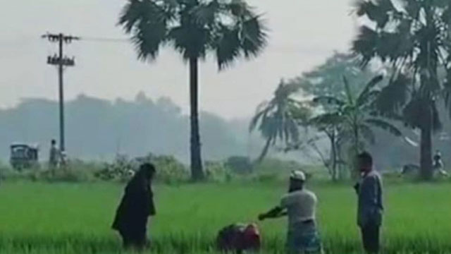 বৃহস্পতিবার ধানখেত থেকে স্কুলশিক্ষার্থীর মরদেহ করা হয়। ছবি: সংগৃহীত