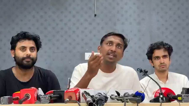 আবার যন্তর মন্তর অভিযানের ডাক। (বাঁ দিক থেকে) যৌথ সাংবাদিক বৈঠকে এসএফআই নেতা সৃজন ভট্টাচার্য, সিজেপি নেতা আজিঙ্কা শিন্ডে। ছবি: সংগৃহীত
