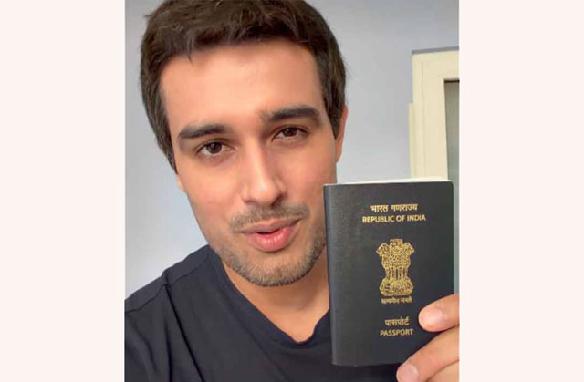 ভারতীয় পাসপোর্ট হাতে ধ্রুব রাঠি। ছবি: ভিডিও থেকে