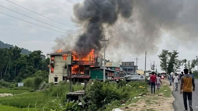 কক্সবাজারের ইনানীতে আগুনে পুড়ছে রির্সোট। ছবি: সংগৃহীত
